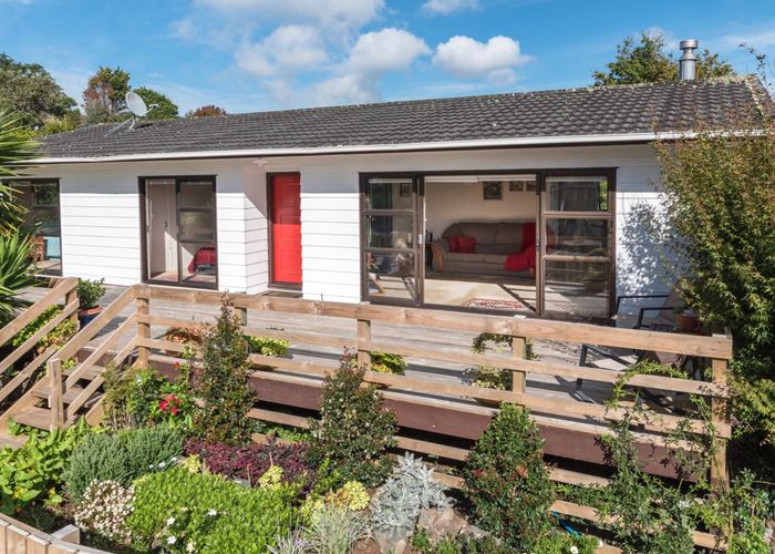  at 40 Pokapu Street, Titirangi, Auckland