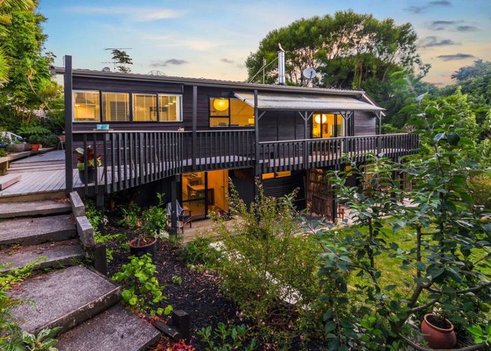 Free property data for 5/17 Akoranga Drive, Northcote, Auckland homes.co.nz