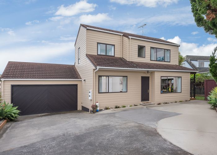 at 2/25 Channing Crescent, Botany Downs, Auckland