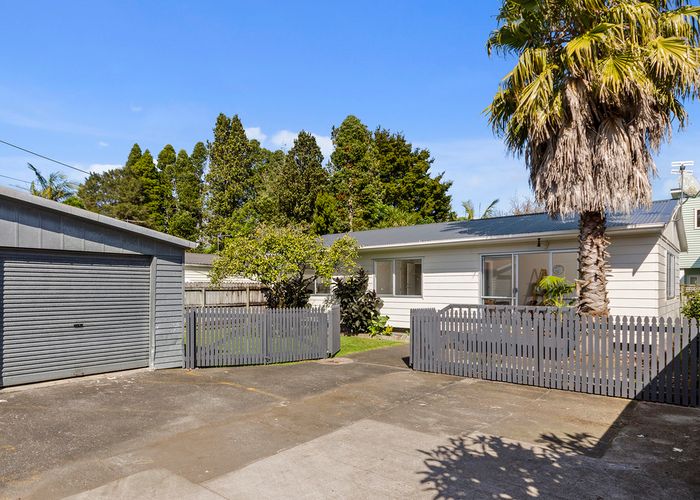  at 2/60 Taikata Road, Te Atatū Peninsula, Auckland