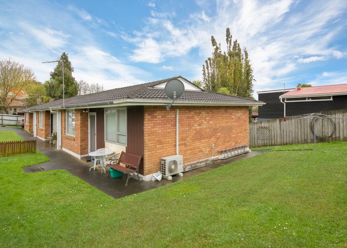  at 2/27 Miro Street, New Lynn, Auckland