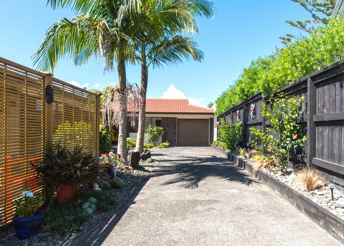  at 2/1A Jenelin Road, Glendene, Auckland