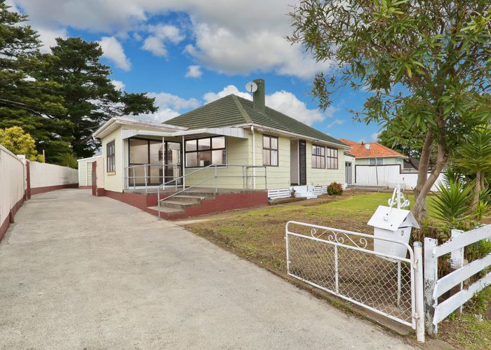  at 2 Kingsford Place, Otara, Auckland