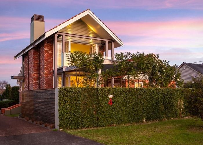  at 4 Eversleigh Road, Belmont, Auckland