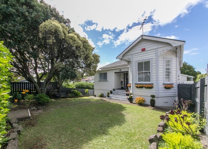 at 8 Kingsway Avenue, Sandringham, Auckland