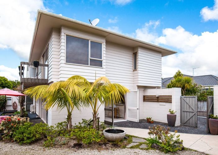  at 1/18 Holdaway Avenue, Northcote, Auckland