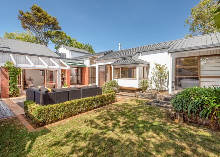  at 18 Puawai Place, Northcote, Auckland