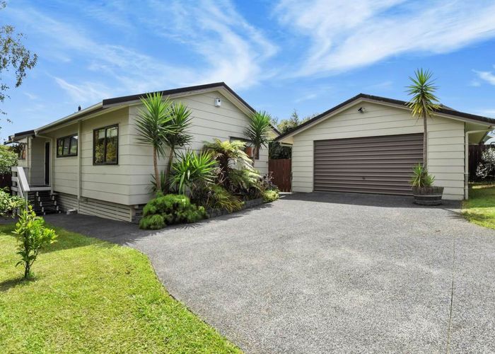 Free property data for 22 Sandgate Avenue, Botany Downs, Auckland