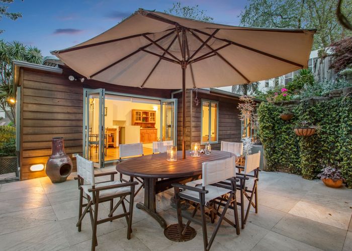  at 2/16 Glade Place, Birkenhead, Auckland
