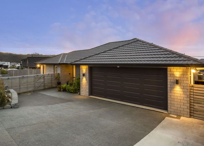  at 82 Queen Charlotte Drive, Aotea, Porirua