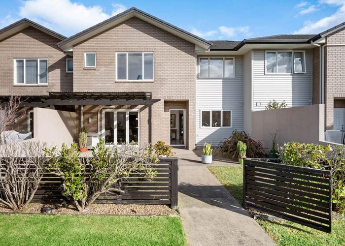  at 2/10 Salford Crescent, Flat Bush, Auckland
