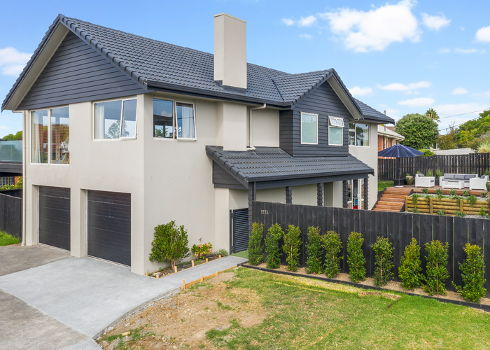  at 2/127 Churchill Road, Rothesay Bay, Auckland