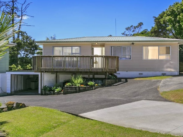  at 1/32 Capilano Place, Glenfield, Auckland