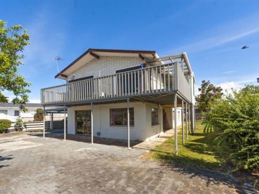  at 131 Edgewater Drive, Pakuranga, Auckland
