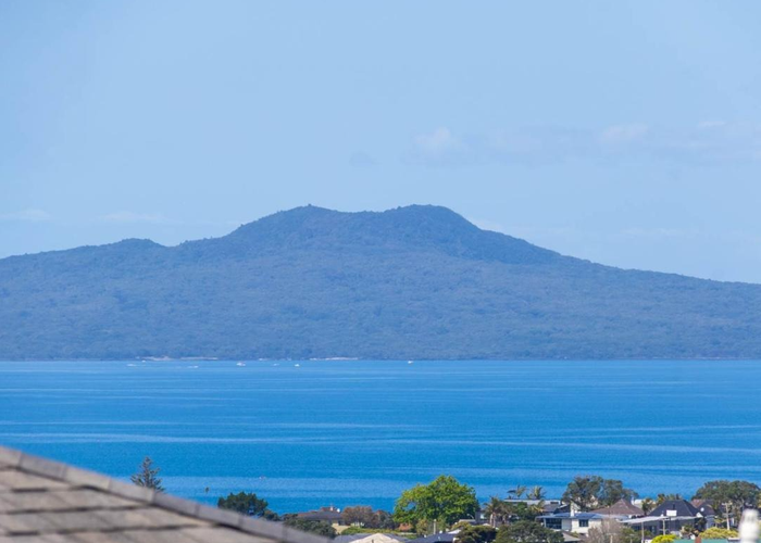  at 1/80 Knights Road, Rothesay Bay, Auckland