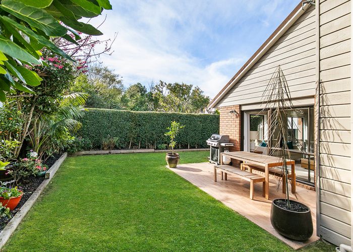  at 2/15 Queensway, Three Kings, Auckland