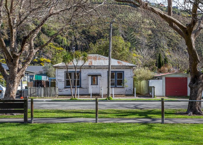  at 4 St Leonards Square, Sumner, Christchurch