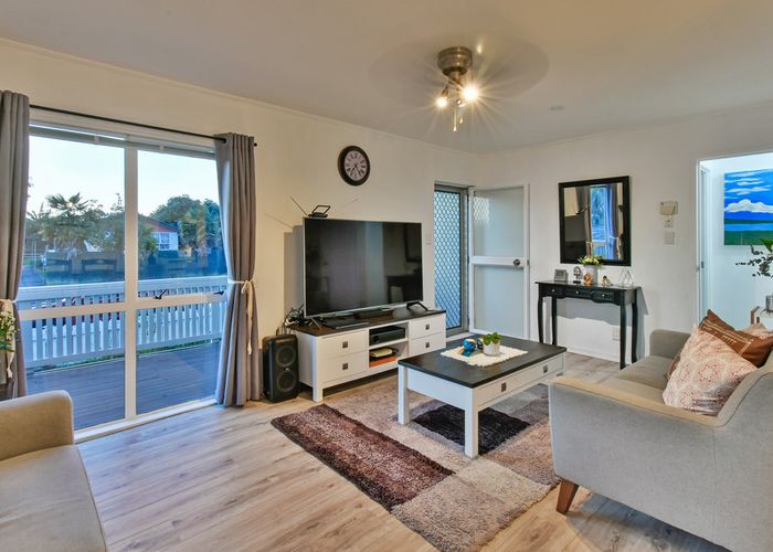  at 2/18 Etherton Drive, Weymouth, Auckland