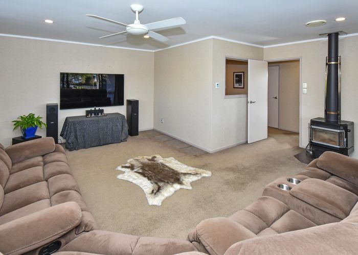  at 2 Jessika Place, Conifer Grove, Takanini