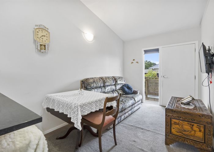  at 2/8 Heretaunga Avenue, Te Papapa, Auckland