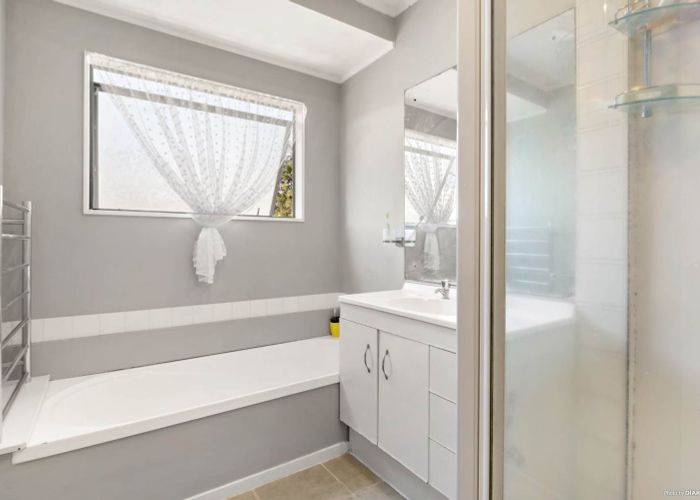  at 2/26 Fernlea Rise, Bayview, Auckland