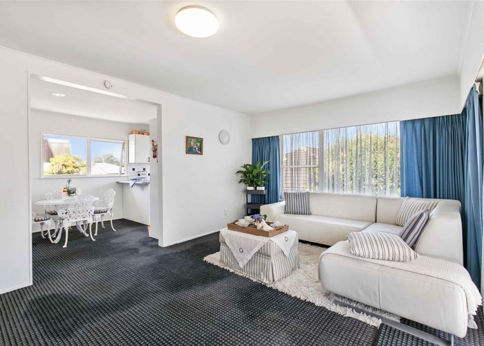  at 2/18 Taharoto Road, Takapuna, Auckland