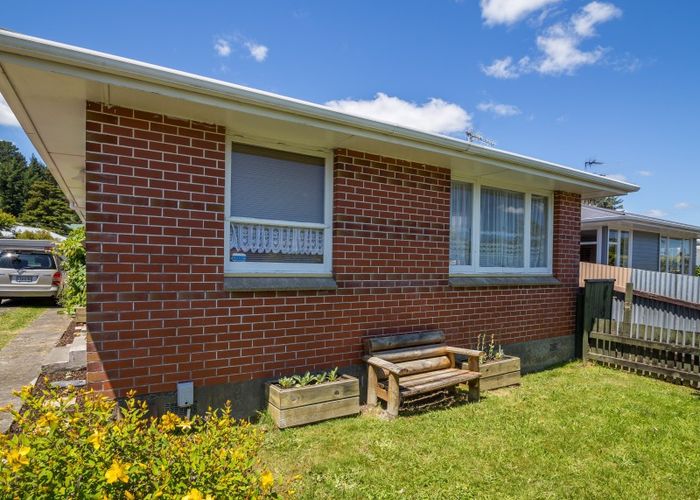  at 1/8 Oregon Drive, Maoribank, Upper Hutt