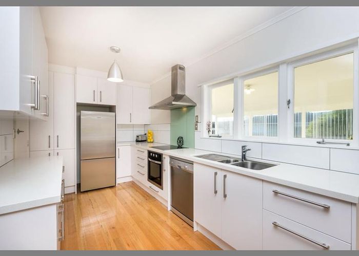  at 1/136 Chivalry Road, Glenfield, Auckland