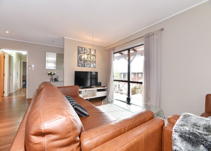  at 2/83 Kaurilands Road, Titirangi, Auckland