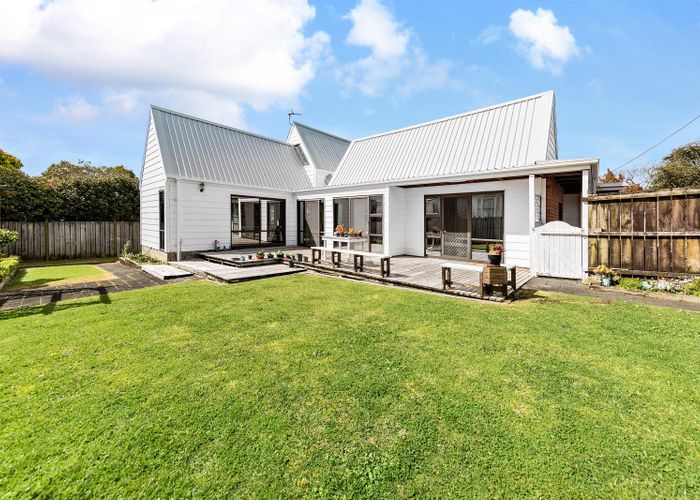  at 6 Fairfax Avenue, Northcote, Auckland