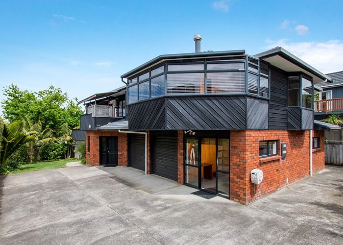  at 2/7 Orchard Road, Browns Bay, Auckland