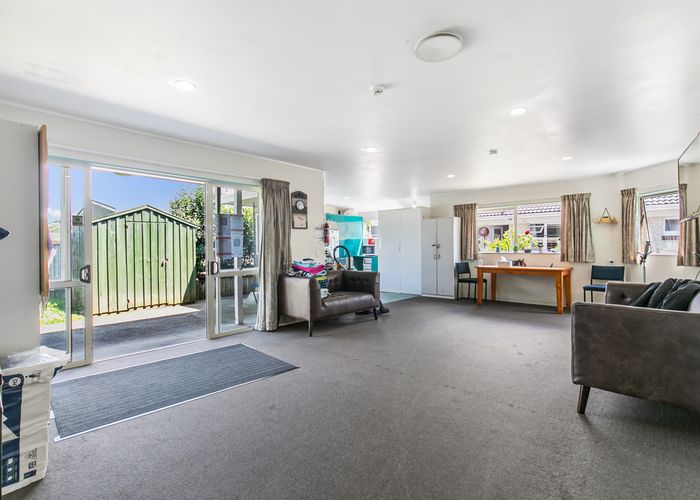  at 2/11 Church Road, Māngere Bridge, Auckland