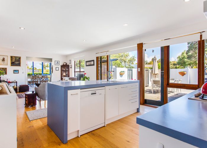  at 2/3 Tyrian Close, Half Moon Bay, Auckland
