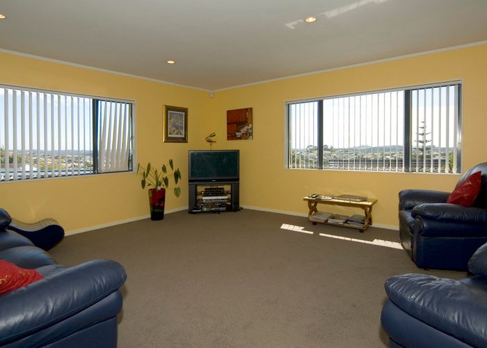  at 10 Carl Place, Unsworth Heights, Auckland