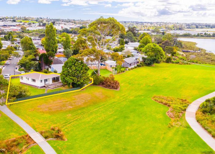  at 12 Ingleby Place, Kelston, Auckland