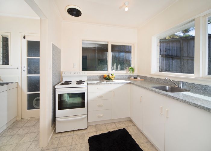  at 2/42 Hogans Road, Glenfield, Auckland