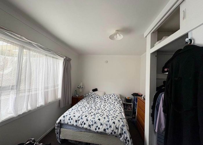  at 1/185 Chivalry Road, Glenfield, North Shore City, Auckland