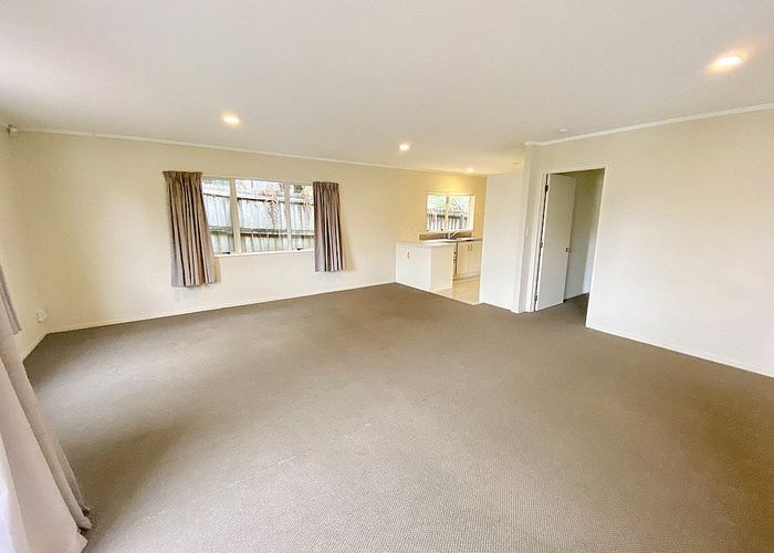  at 636E East Coast Road, Pinehill, North Shore City, Auckland