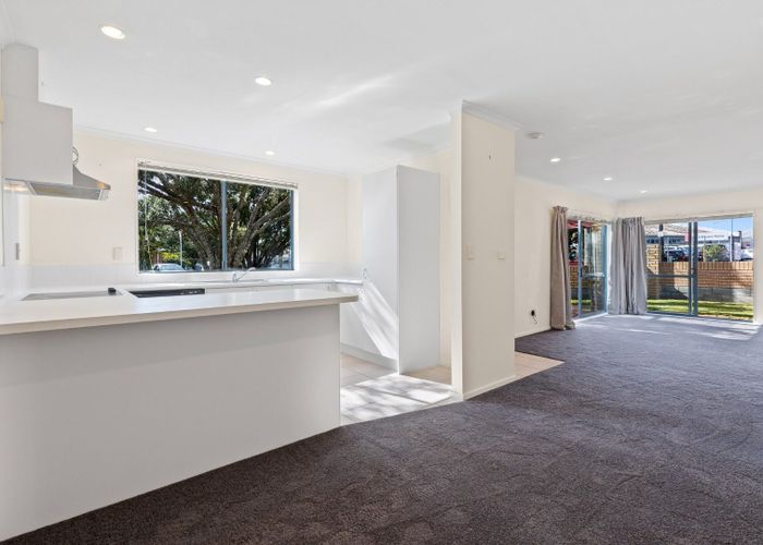  at 2 Reid Road, New Lynn, Auckland