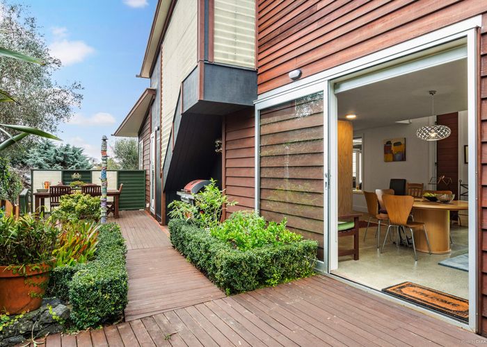  at 194C Queen Street, Northcote Point, Auckland