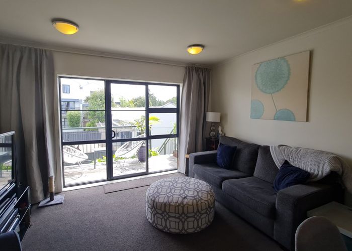  at 2/5 CAROLINA PLACE, Albany, North Shore City, Auckland