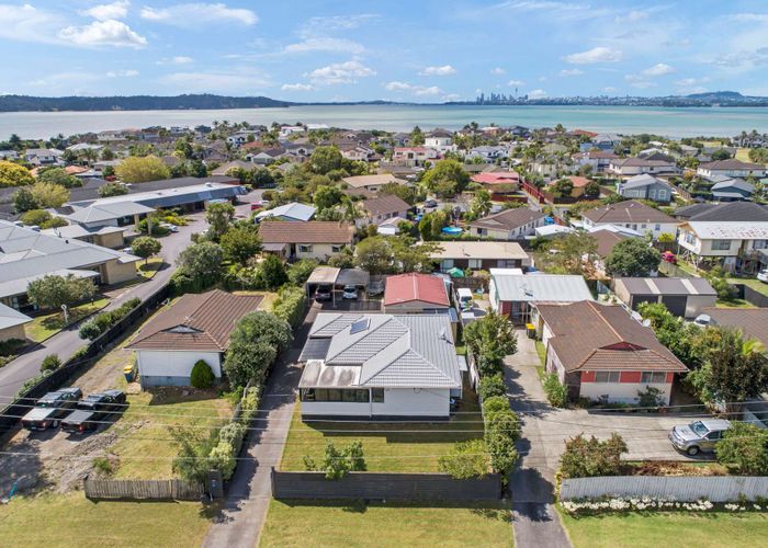  at 48 Beach Road, Te Atatu Peninsula, Auckland