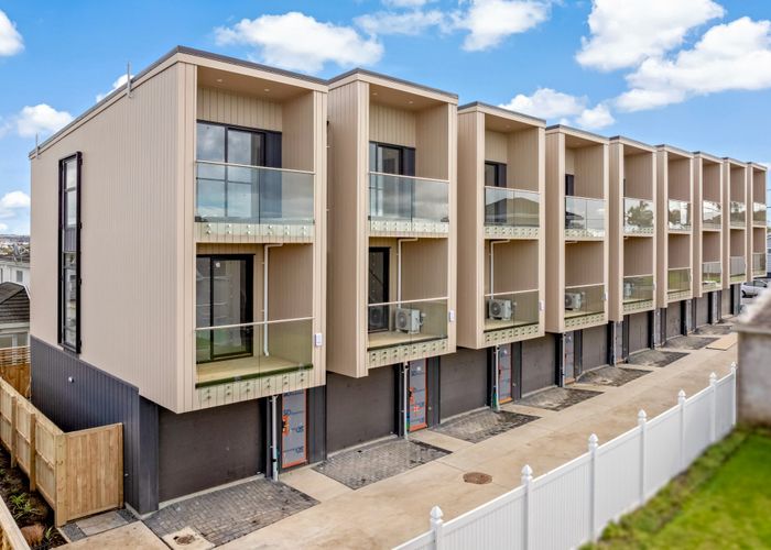  at 7/4 Toru Street, Te Atatu Peninsula, Waitakere City, Auckland