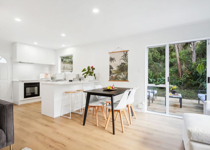  at 2/9A De Val Drive, Titirangi, Auckland