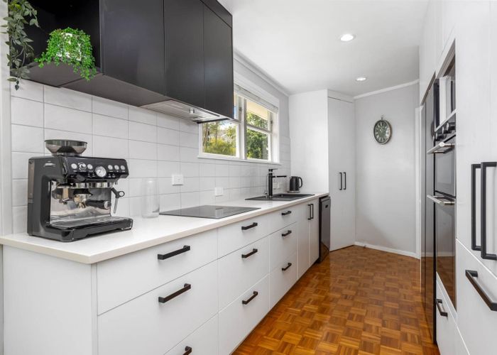  at 8 Avonleigh Road, Green Bay, Waitakere City, Auckland