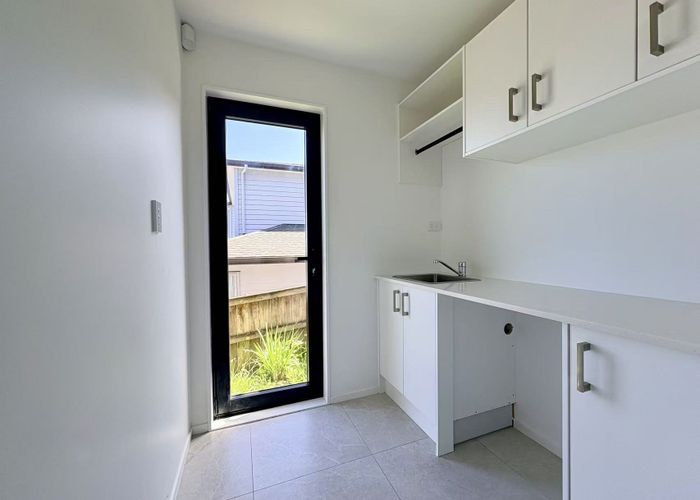  at 8/233 Great North Road, Henderson, Waitakere City, Auckland