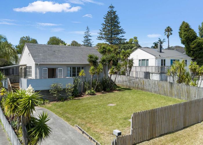  at 17 Blacklock Ave, Henderson, Waitakere City, Auckland