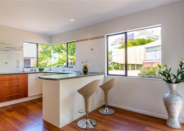  at 2/6 Honeysuckle Ln, Mairangi Bay, North Shore City, Auckland