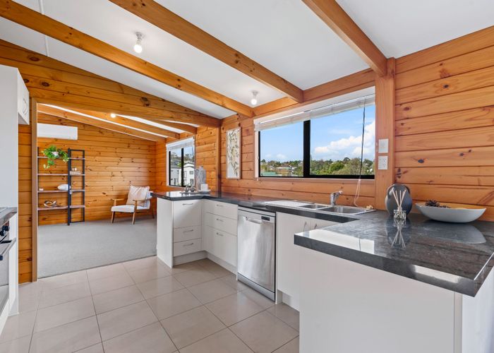  at 5 Elizabeth Drive, West Harbour, Waitakere City, Auckland