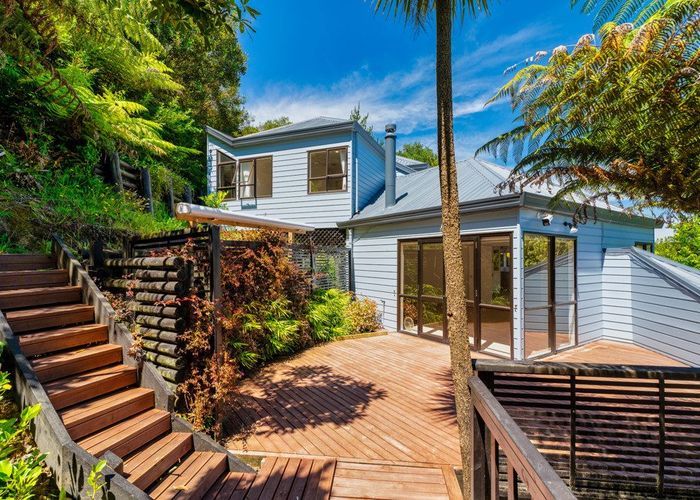  at 8 Stitchbird Close, Murrays Bay, North Shore City, Auckland